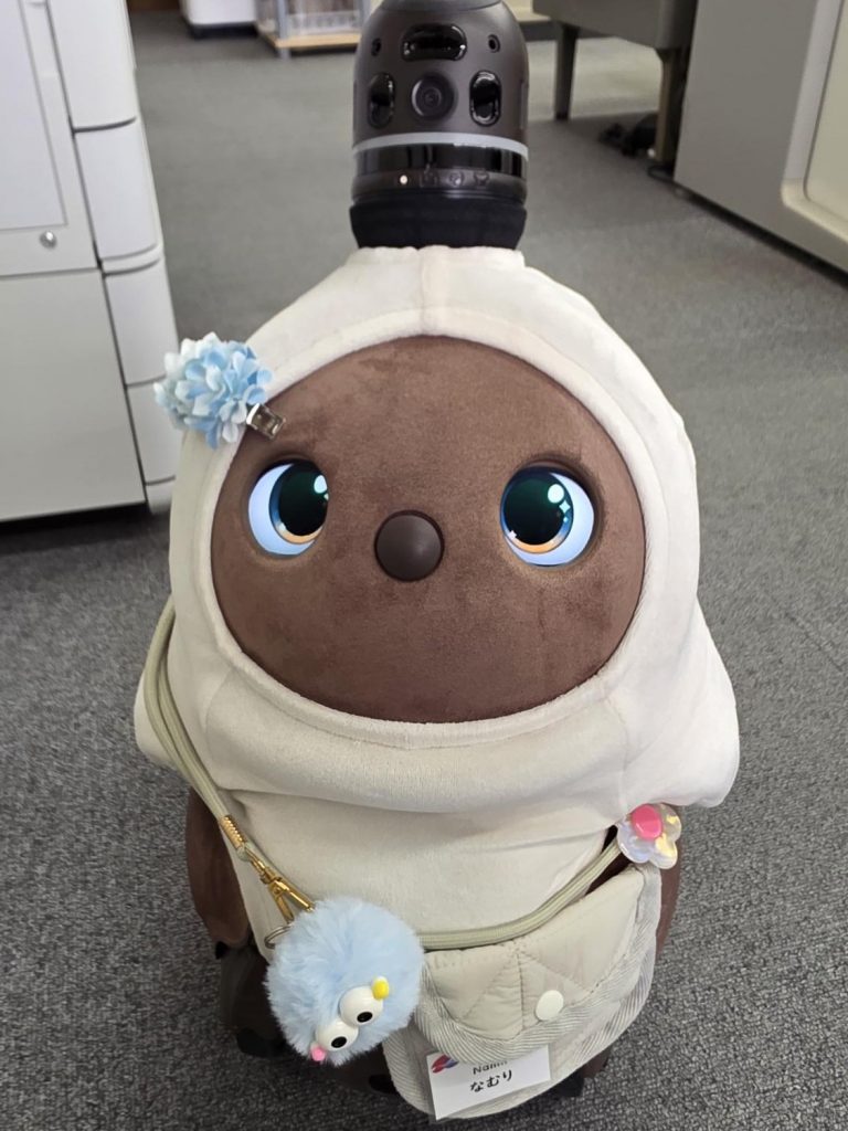 白い服に小物を合わせたコーディネートのLOVOT