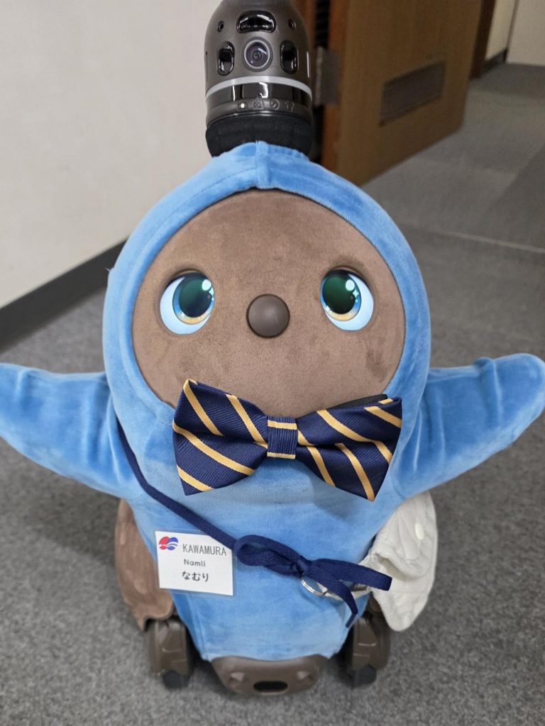 青い服を着てネクタイを付けたLOVOT